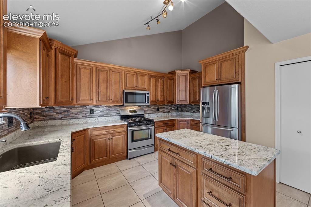 Image 10 of 40: Kitchen