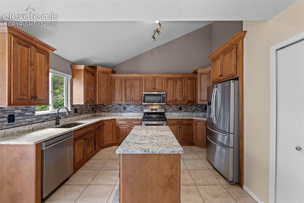 Image 8 of 40: Kitchen