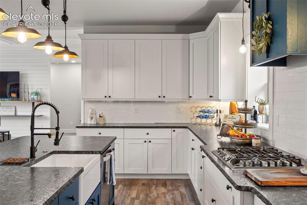 Image 11 of 46: Kitchen