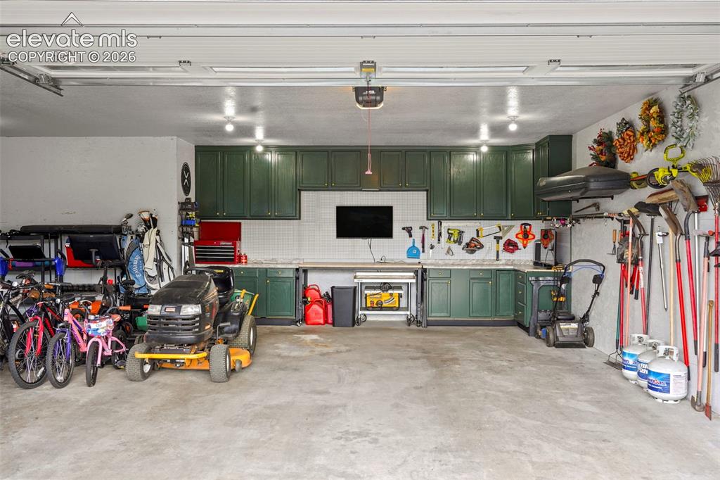 Image 36 of 46: Garage