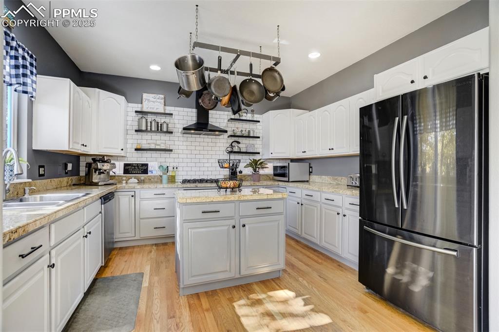 Image 10 of 50: Kitchen