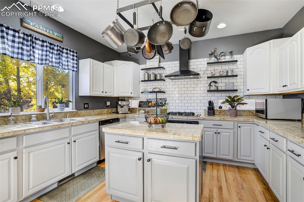 Image 11 of 50: Kitchen