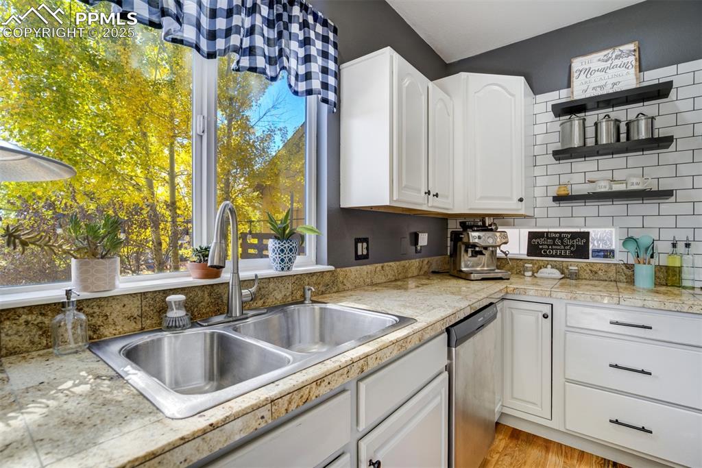 Image 12 of 50: Kitchen