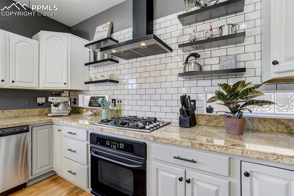 Image 13 of 50: Kitchen