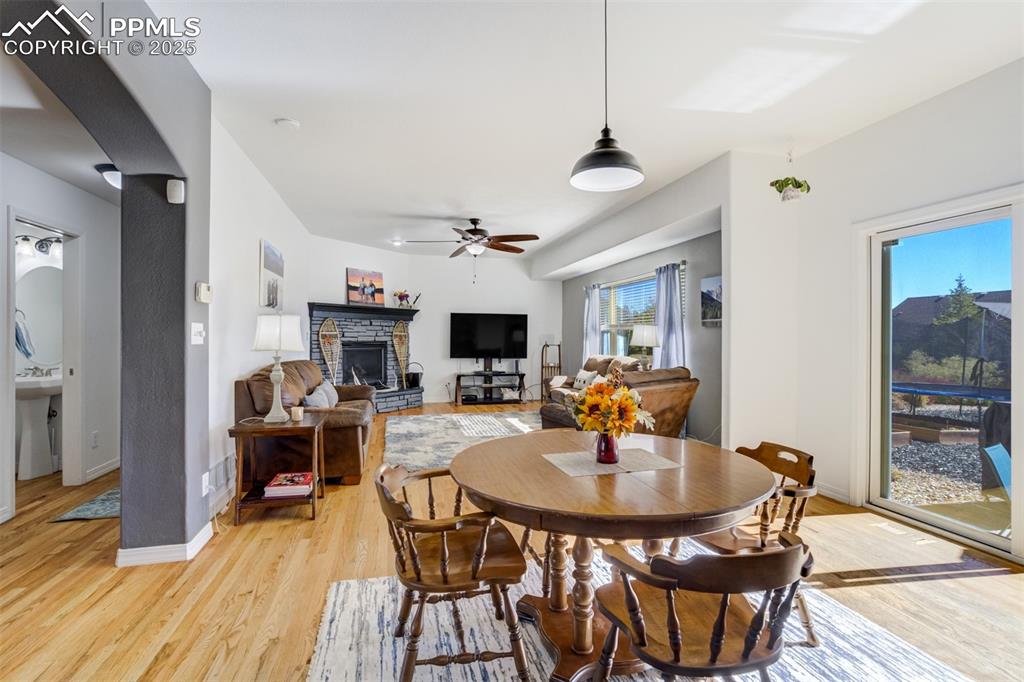 Image 14 of 50: Dining Area