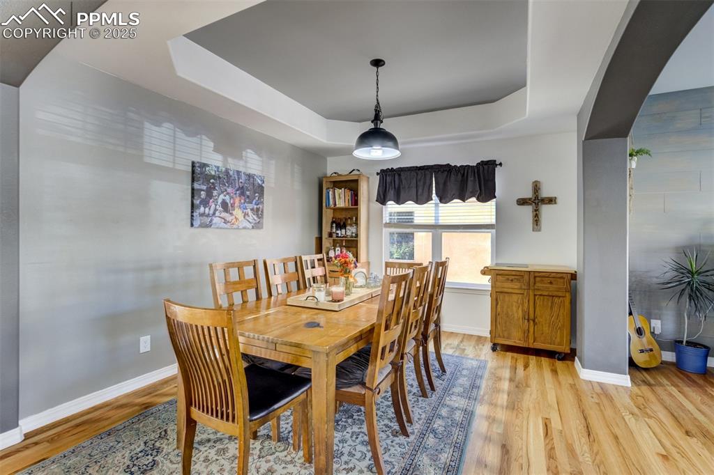 Image 16 of 50: Dining Area