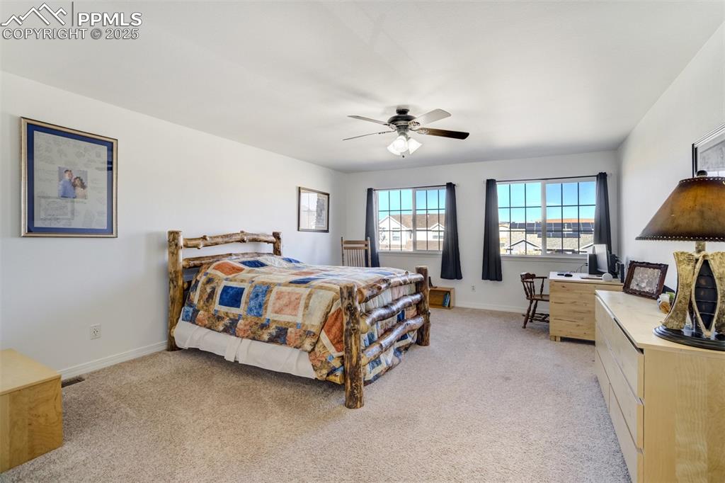 Image 18 of 50: Bedroom