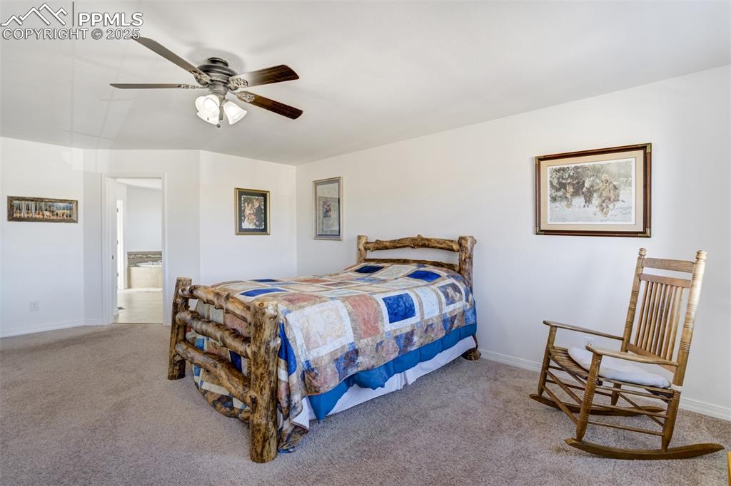 Image 19 of 50: Bedroom