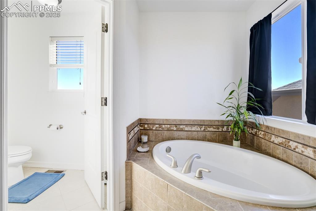 Image 23 of 50: Bathroom