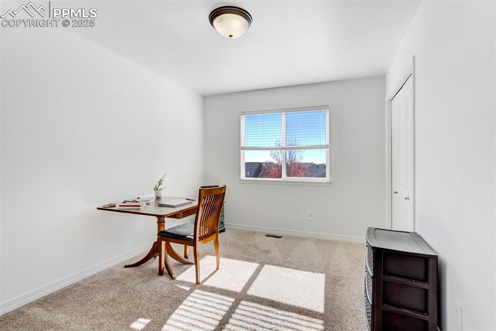 Image 25 of 50: Office