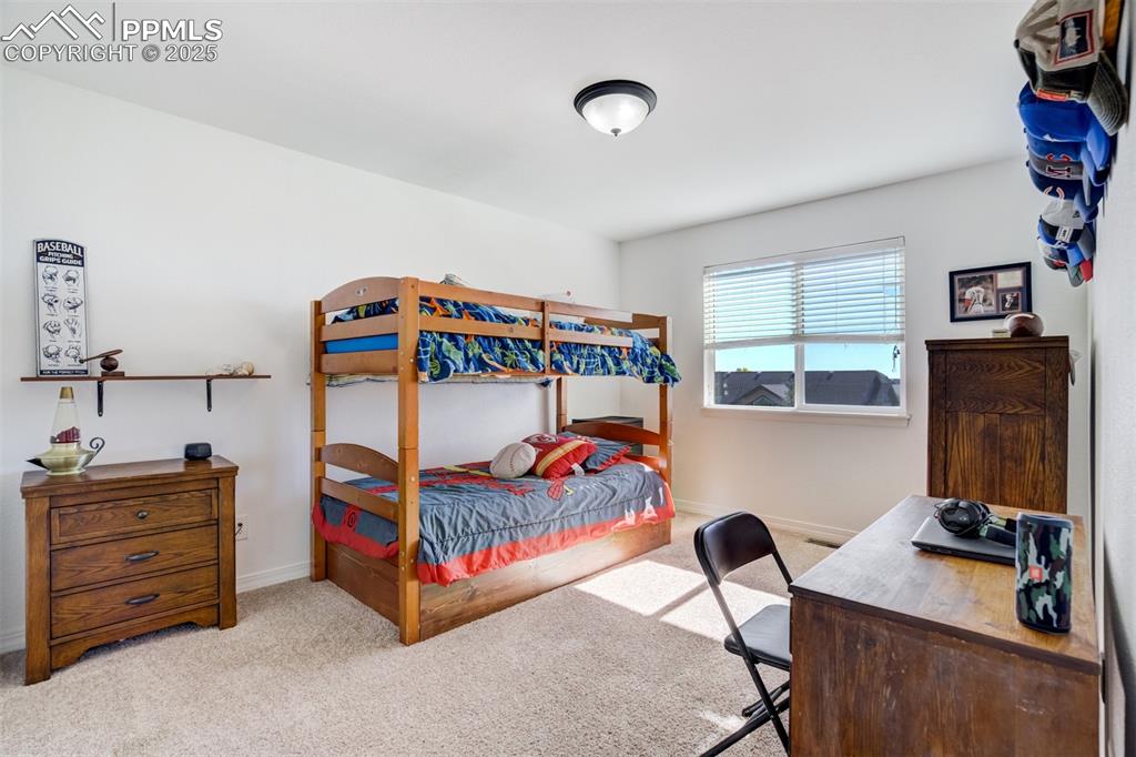 Image 27 of 50: Bedroom