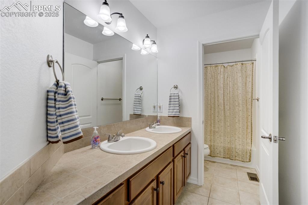 Image 29 of 50: Bathroom