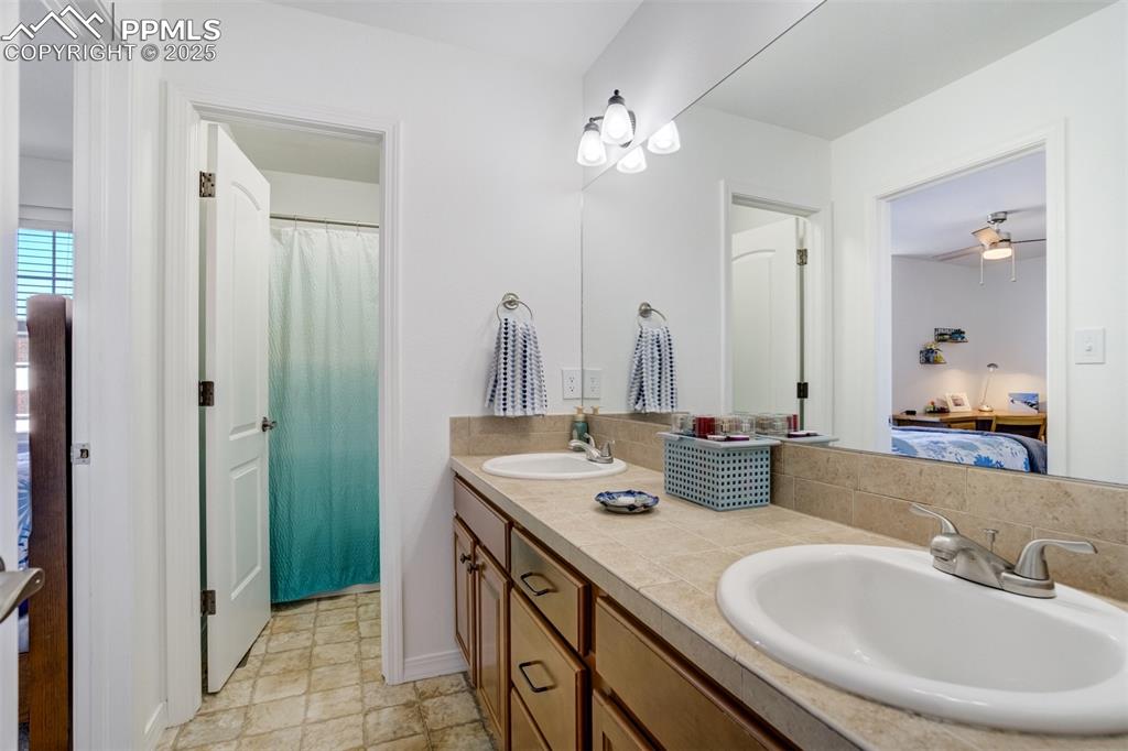 Image 32 of 50: Bathroom