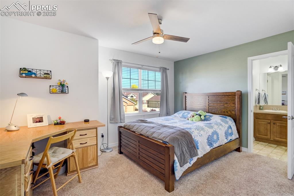 Image 33 of 50: Bedroom