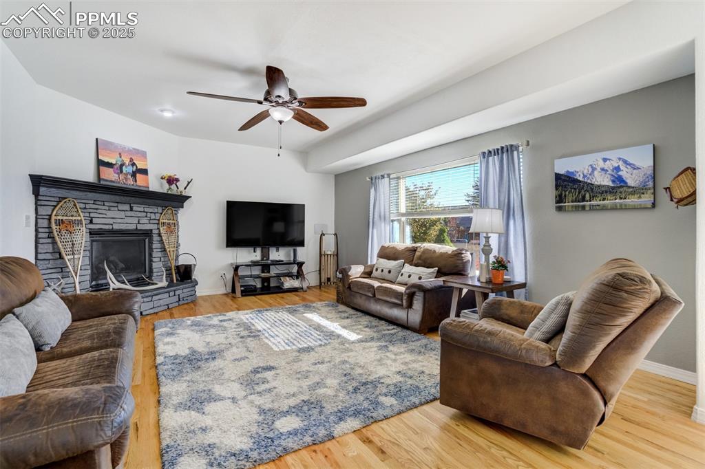 Image 4 of 50: Living Room