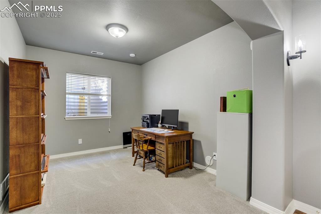 Image 40 of 50: Office