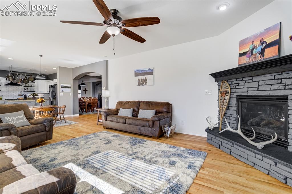 Image 5 of 50: Living Room