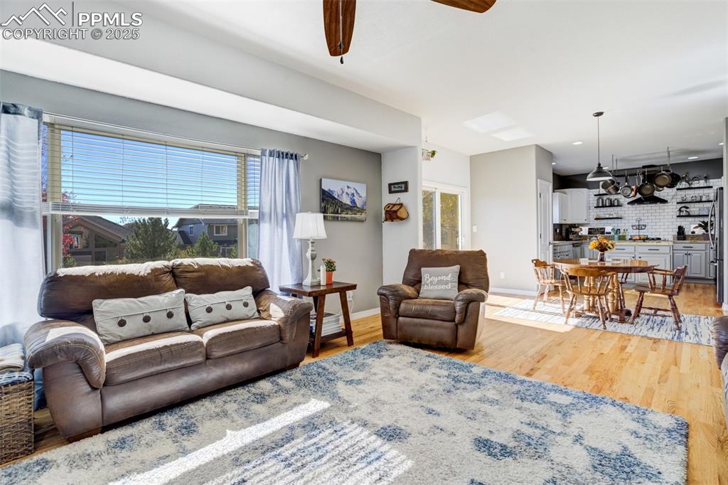 Image 6 of 50: Living Room