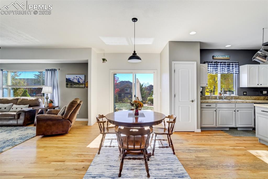 Image 7 of 50: Dining Area