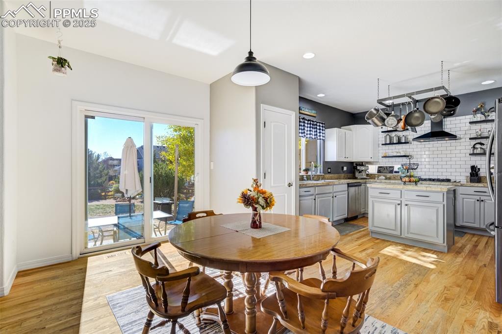 Image 8 of 50: Dining Area