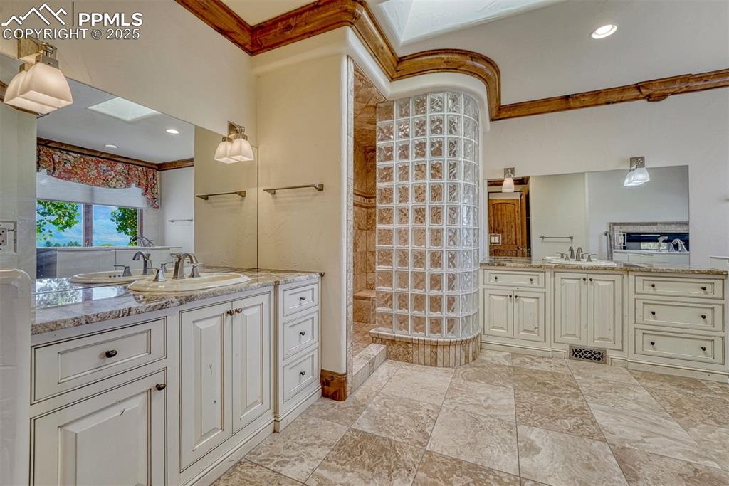 Image 21 of 37: Bathroom