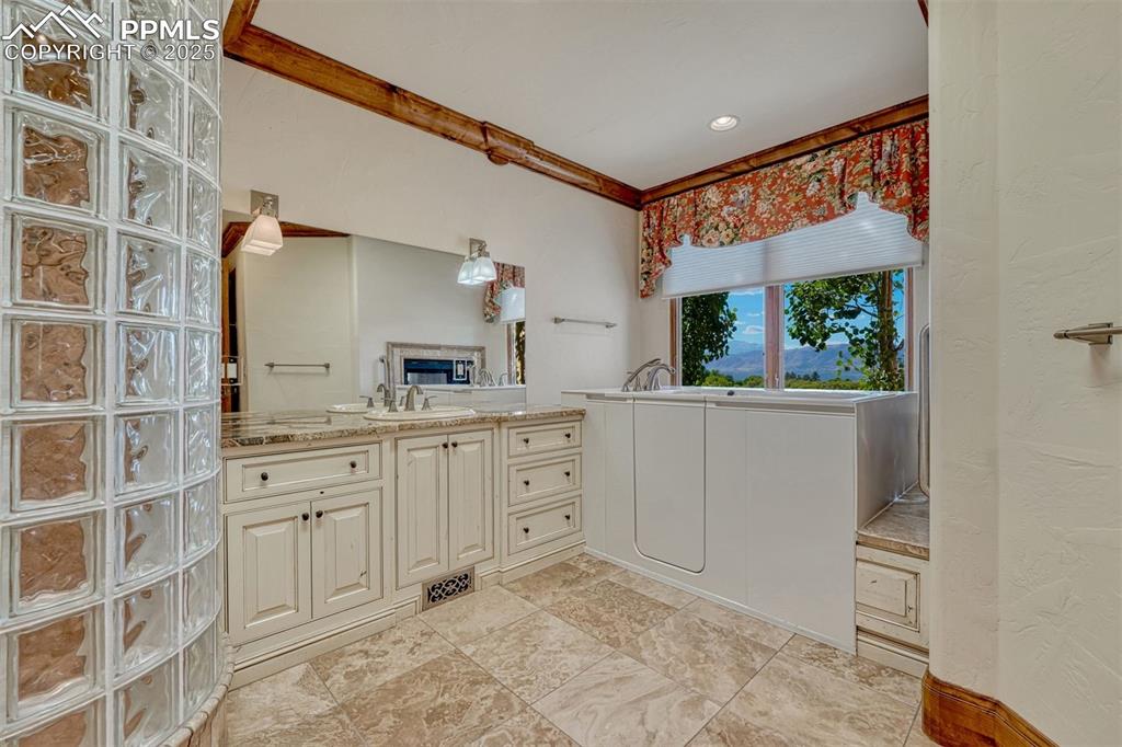 Image 22 of 37: Bathroom