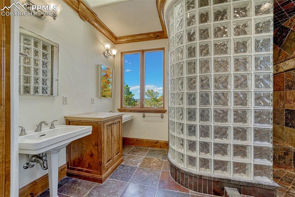 Image 24 of 37: Bathroom