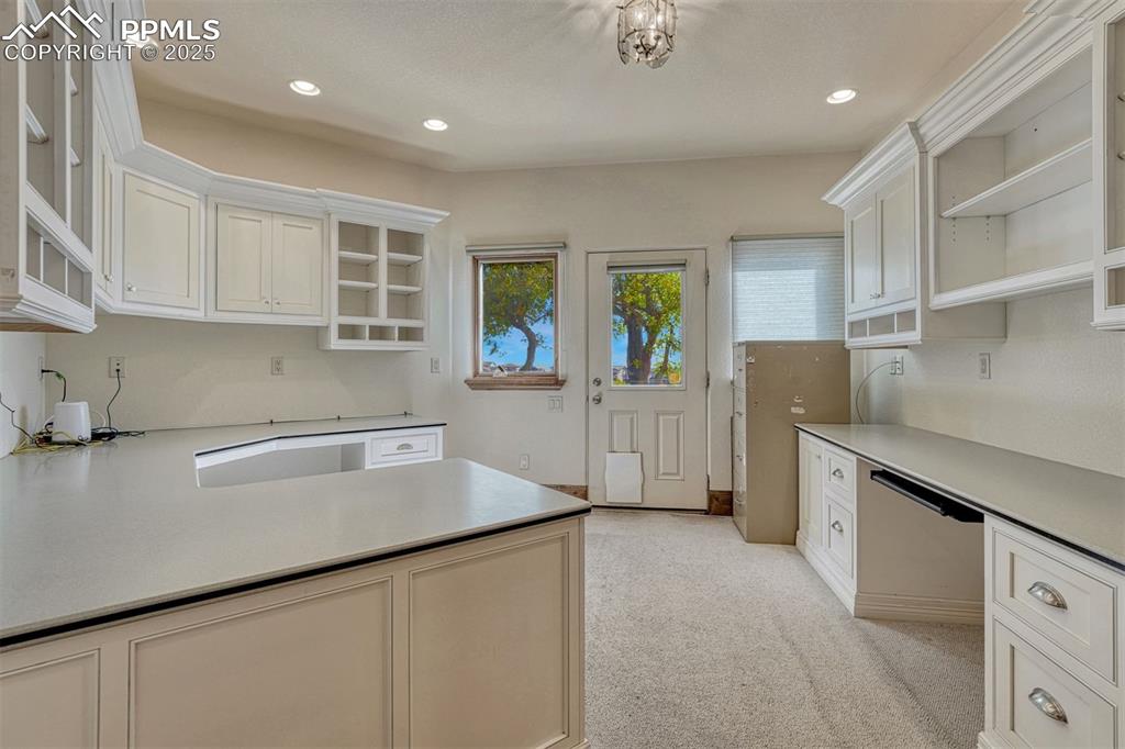 Image 30 of 37: Kitchen