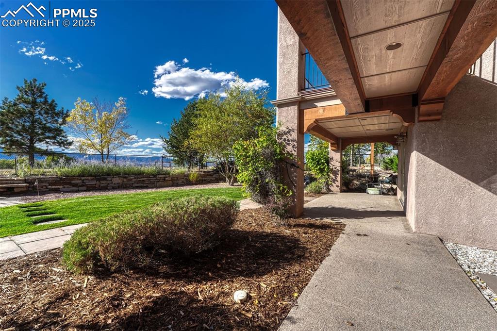 Image 32 of 37: Yard