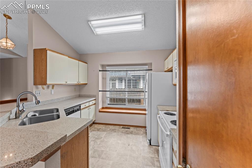 Image 10 of 47: Kitchen