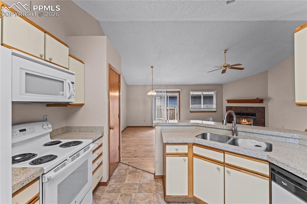 Image 13 of 47: Kitchen