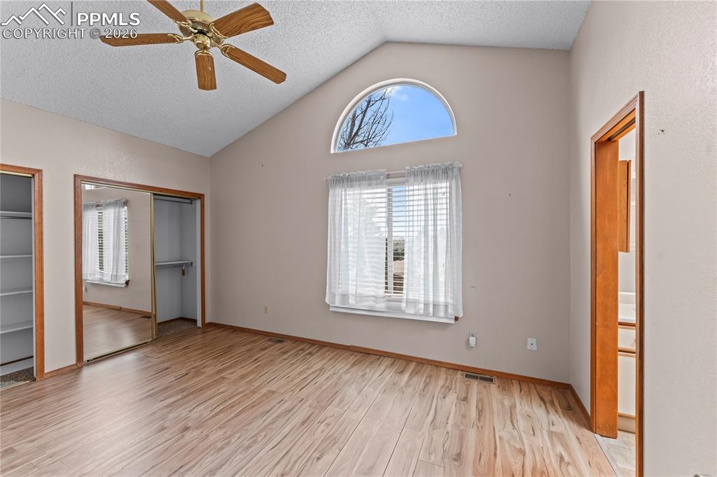 Image 17 of 47: Bedroom