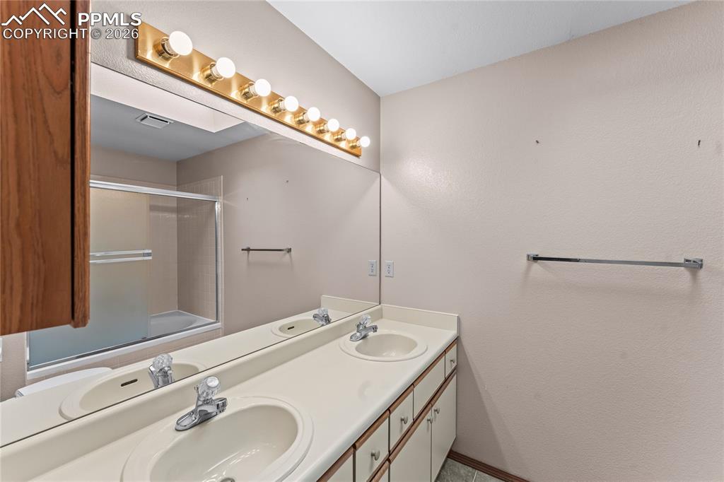 Image 20 of 47: Bathroom