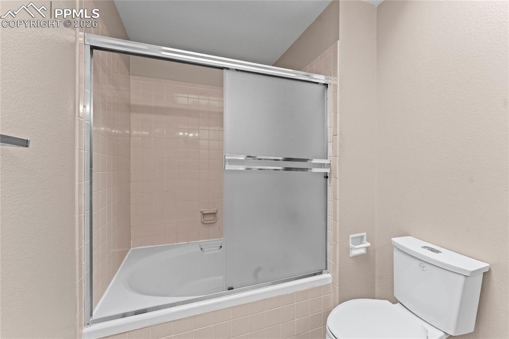 Image 21 of 47: Bathroom