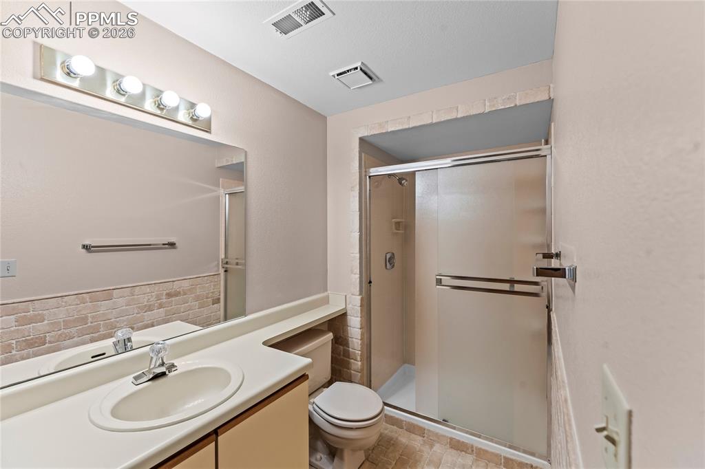 Image 23 of 47: Bathroom