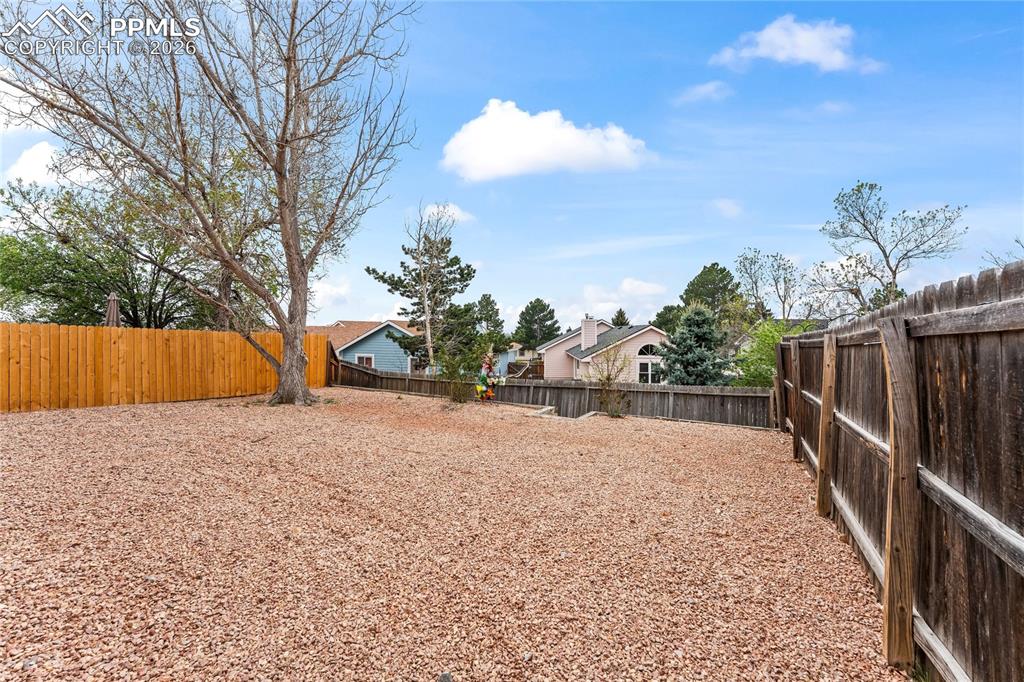 Image 37 of 47: Yard