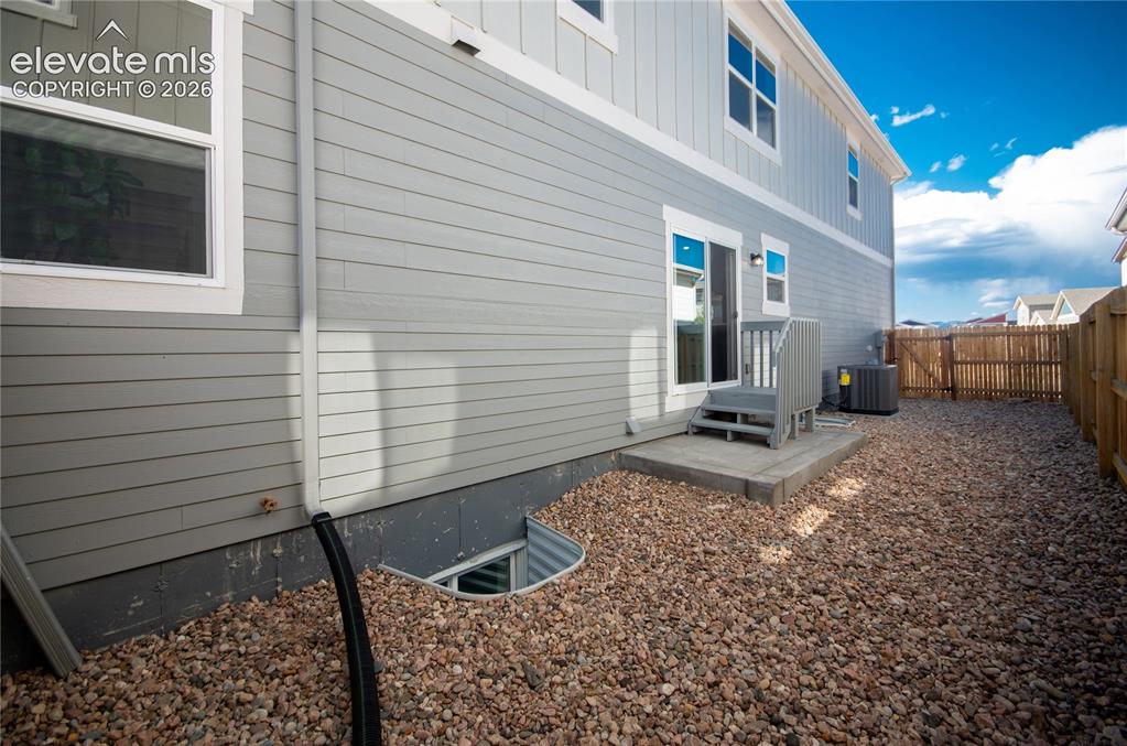 Image 18 of 20: fenced in side yard