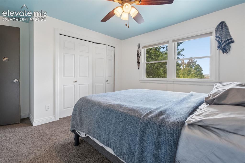Image 15 of 30: Bedroom