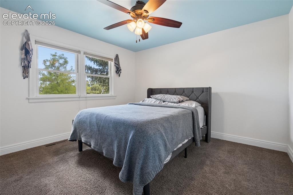 Image 16 of 30: Bedroom