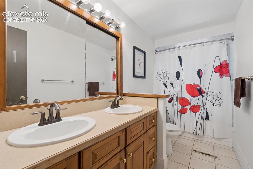 Image 19 of 30: Bathroom