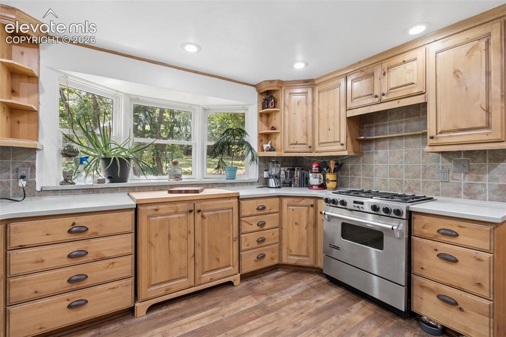 Image 6 of 30: Kitchen