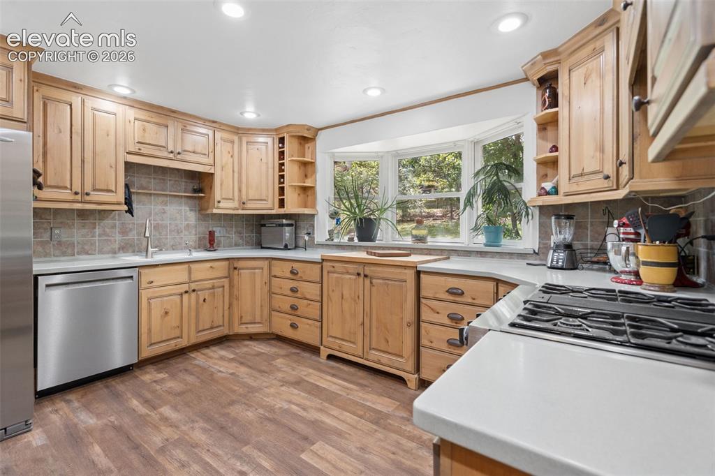 Image 7 of 30: Kitchen