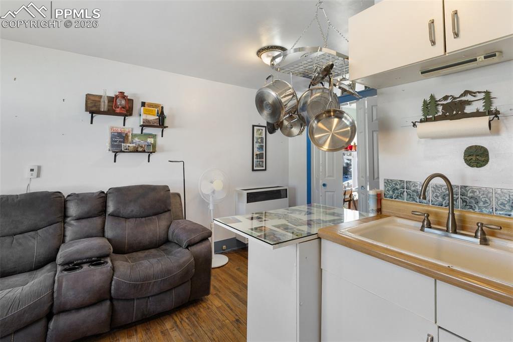 Image 15 of 38: Kitchen