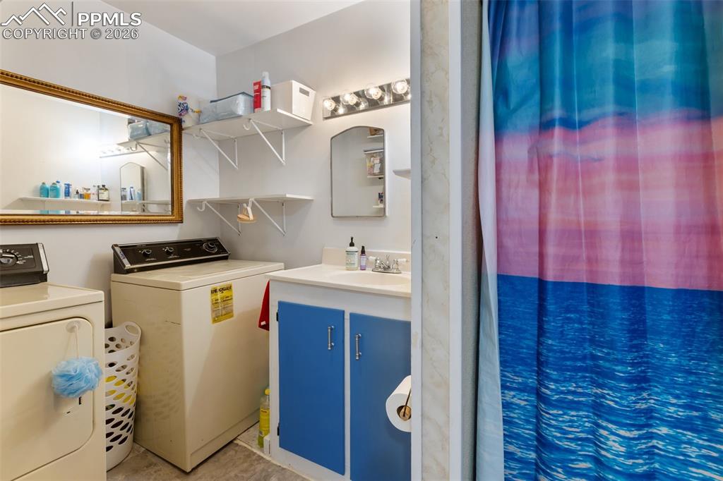 Image 23 of 38: Bathroom