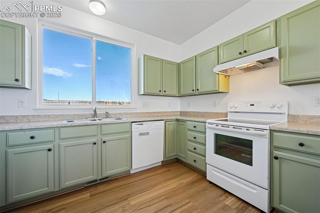 Image 10 of 34: Kitchen