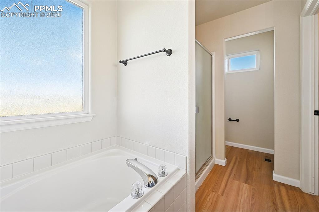 Image 18 of 34: large soaking tub