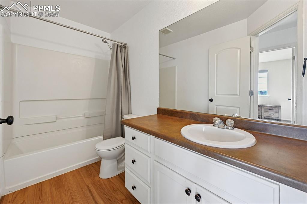 Image 26 of 34: guest hall bathroom