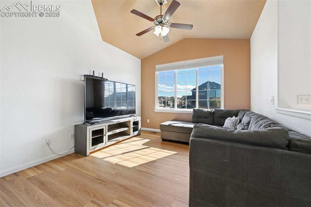 Image 4 of 34: vaulted ceiling