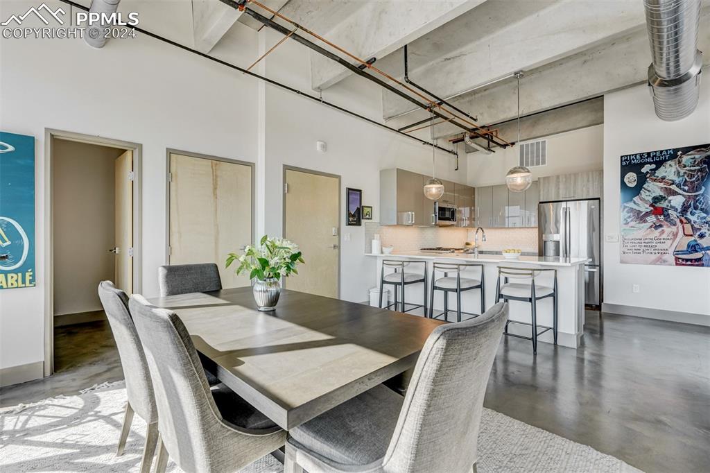 Image 13 of 50: Dining Area