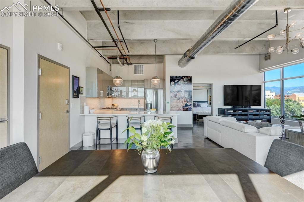 Image 14 of 50: Dining Area